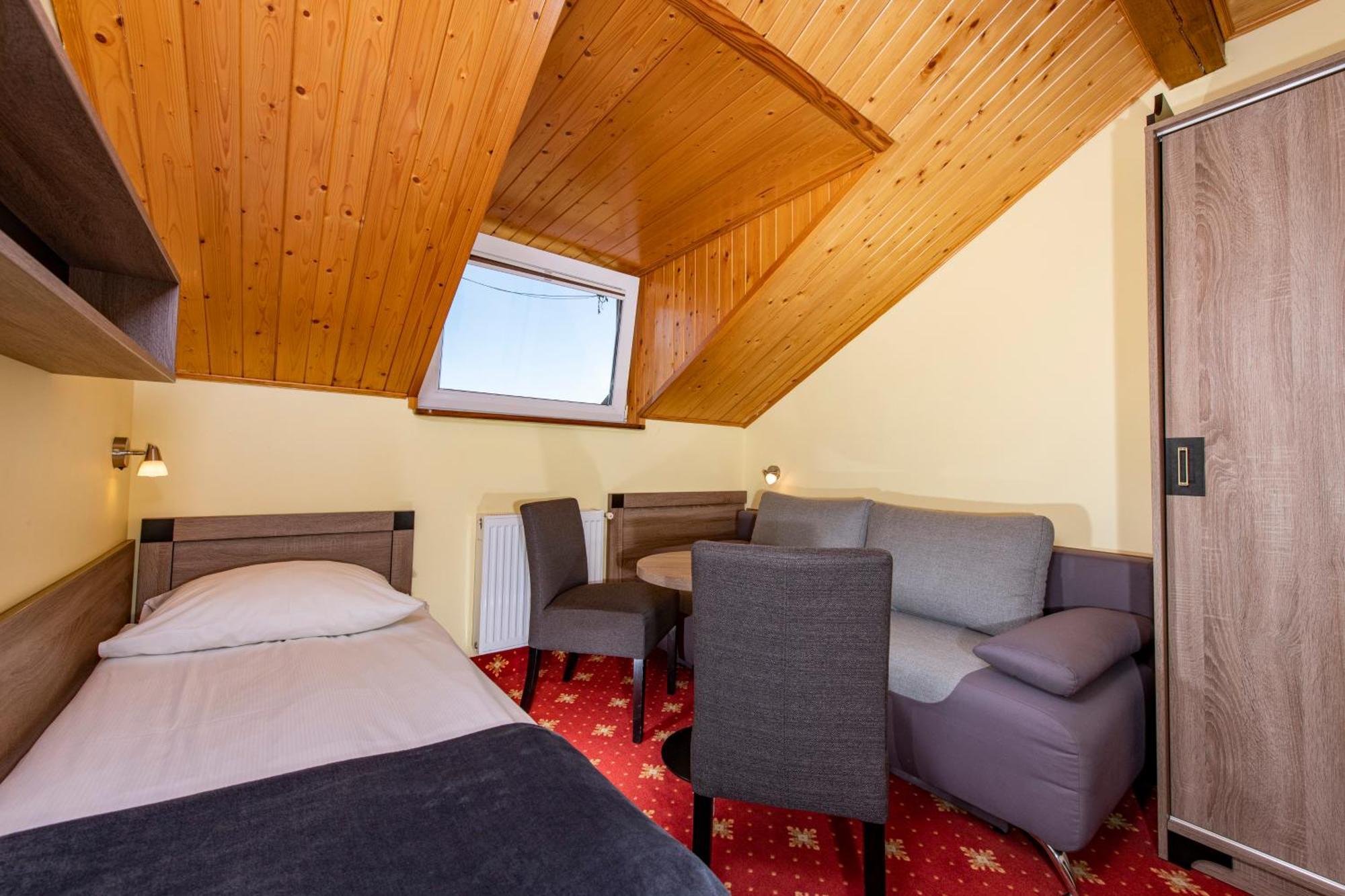 Domki, Apartamenty I Restauracja Wloczega غونسكي المظهر الخارجي الصورة
