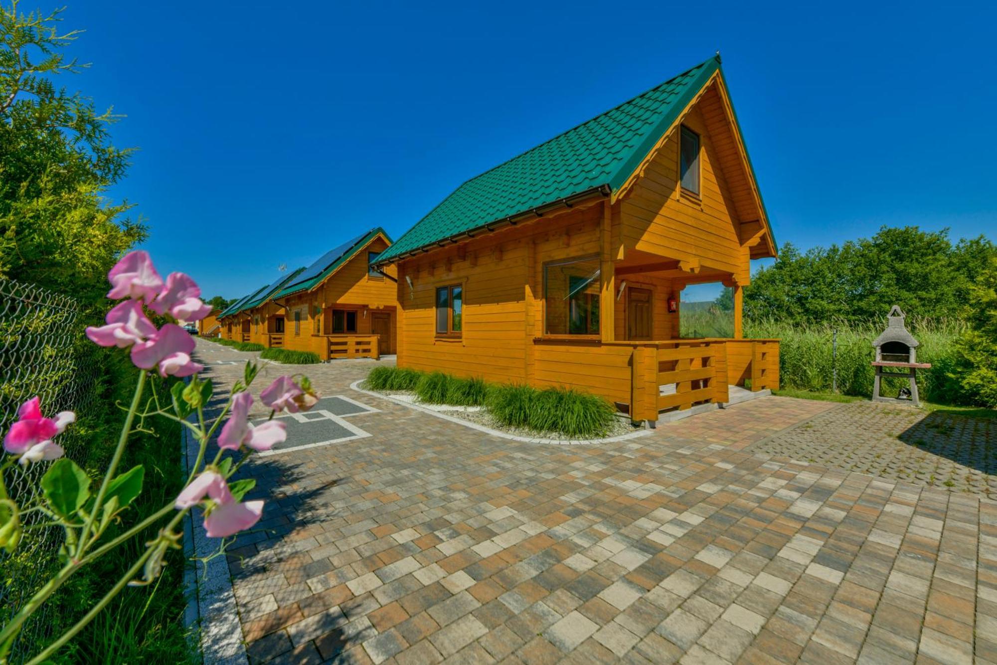 Domki, Apartamenty I Restauracja Wloczega غونسكي المظهر الخارجي الصورة